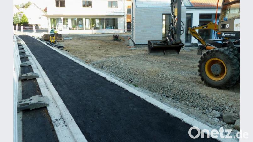 Ein Stück des Gehweges in der Weidinger Straße ist im Zuge der Maßnahme „Zäch-Anwesen“ bereits ausgebaut. Der weitere Weg stadtauswärts (ab Firma Schieber) wird in Kürze vergeben und soll bis Juni 2021 fertiggestellt sein. Bild: Portner