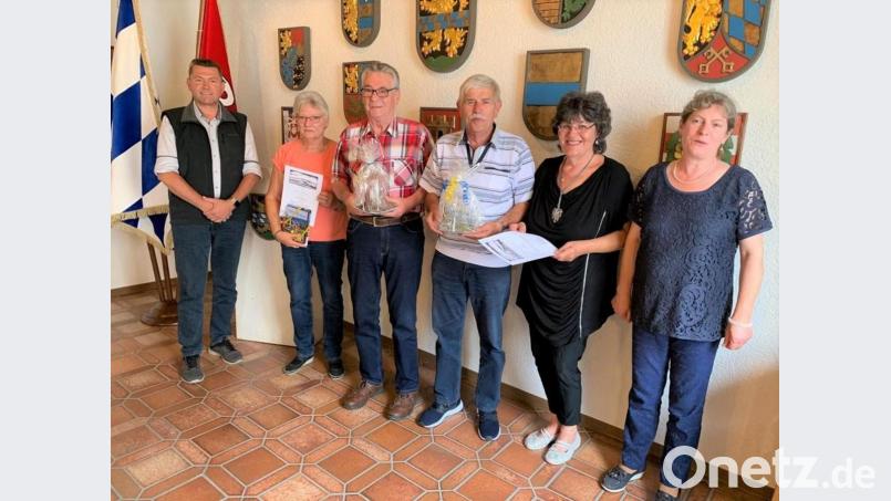 Bürgermeister Rainer Rewitzer (links) und Quartiergeberin Christa Ärmer (rechts) danken den treuen Touristen. Bild: tu