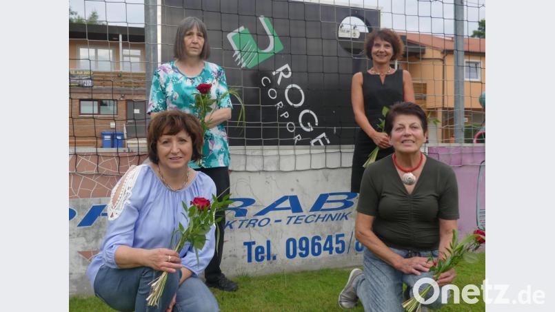 Die 2. Damenmannschaft um Heidi Riedl, Inge Theobald (vorne von links), Hildegard Müller und Marina Riedl (hinten von links) freut sich über den Aufstieg in die Bezirksliga A. Bild: rn