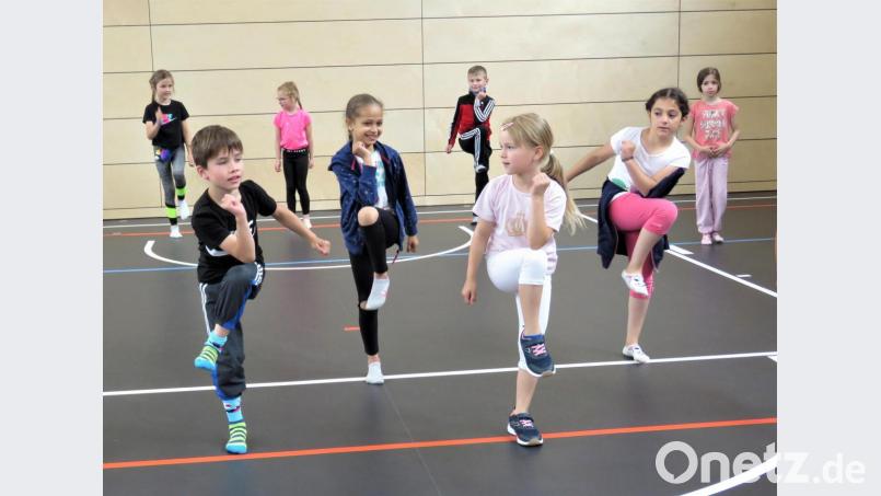 Für den Festakt hatten die Kinder unter anderem einen Tanz einstudiert. Bild: ubb