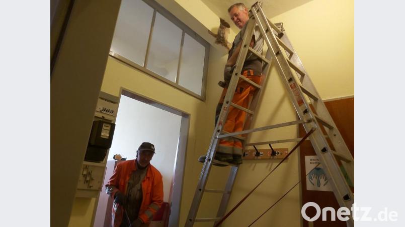 Die Bauhofmitarbeiter legen im Gästehaus Hand an. Bild: buc