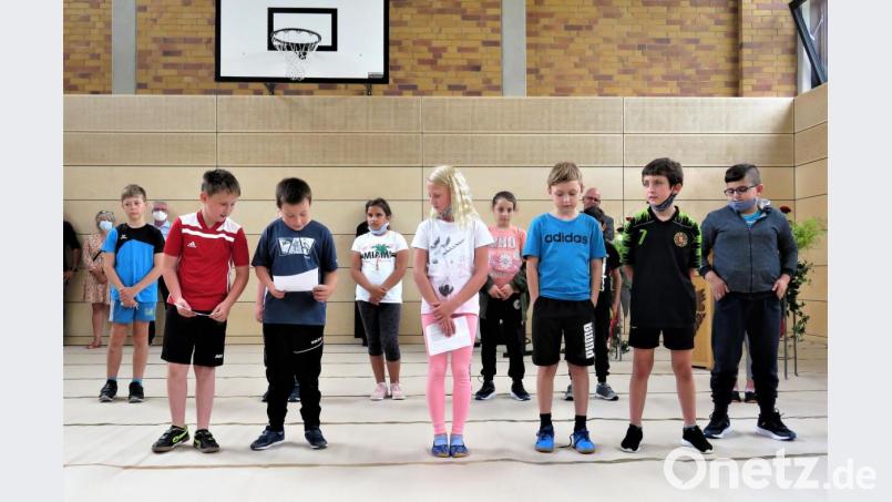 In Gedichtform brachten die Mädchen und Buben ihre Freude über die fertig sanierte Turnhalle zum Ausdruck. Bild: ubb