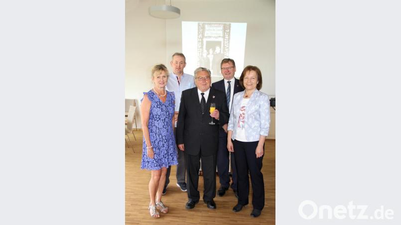 Dieses Gruppenbild beim Stehempfang hat einen besonderen Hintergrund: Maria Kiener (links) und Edeltraud Ritz (rechts) waren vor 50 Jahren die &quot;Primizbräutchen&quot; von Max Stigler. Hans Praß (Zweiter von links) und Bürgermeister Martin Prey durften als Erstkommunionbuben ganz nahe am Primizgeschehen dabei sein. Bild: boj