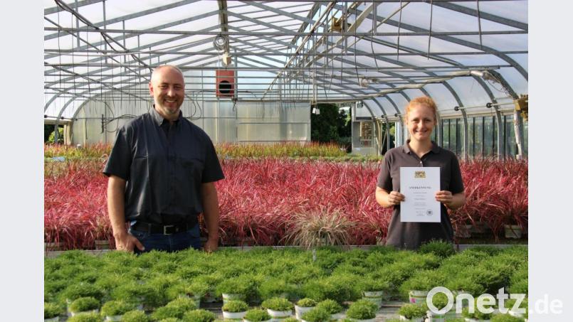 Zwei die mächtig stolz sind: Die angehende Gärtnerin Mirjam Schuderer (rechts), weil sie ihre Abschlussprüfung als Beste im ganzen Regierungsbezirk abgeschlossen hat und ihr Chef Gärtnermeister Reinhard Steinhilber (links) über das Prüfungsergebnis seiner Auszubildenden. Bild: prh