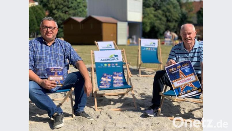 Kinobetreiber Frederik Hohrath (links) und Hausherr Karl-Heinz Saur (rechts) freuen sich über die Prämie aus dem bayerischen Filmfonds und werben für die Filmnächte, die am Donnerstag, 23. Juli, im Stadtpark beginnen. Bild: Hirsch