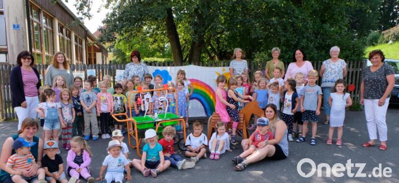 Es war nicht die erste große Spende, die der Katholische Frauenbund dem Katholischen Kindergarten St. Johannes Maria Vianney überreicht. Nach Bänke, Tische und Schaukel, gab es jetzt einen Wasserspielplatz und ein Holzpferd. Bild: le