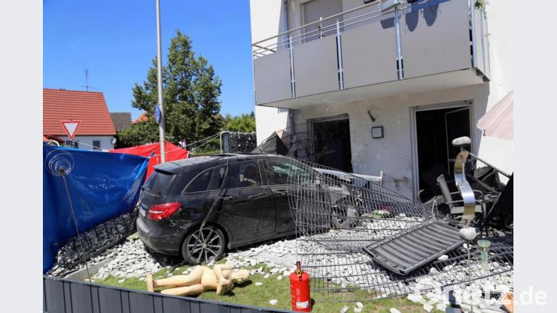 Ein Fahrer ist mit seinem Pkw gegen ein Haus gekracht und verstorben. Bild: Eberlein/dpa