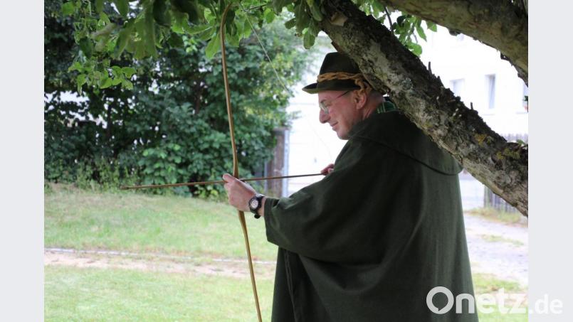 Diakon Fritz Lieb als Jäger auf der Pirsch. Bild: kro
