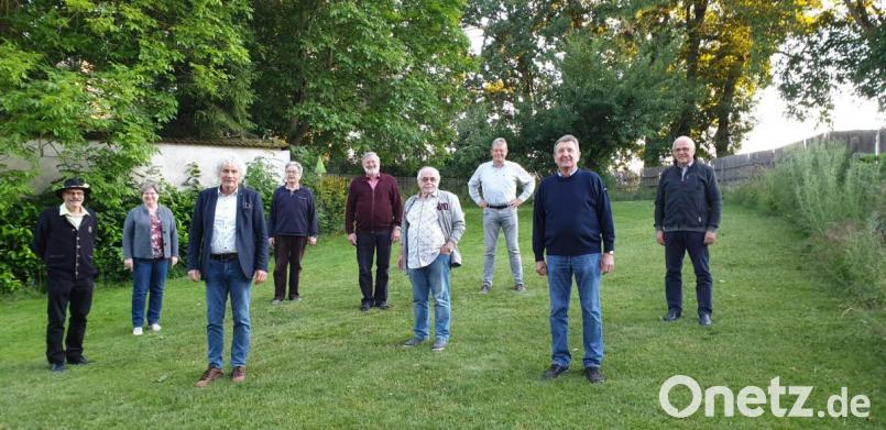 Im mittlerweile gewohnten Corona-Abstand stellten sich zum Erinnerungsfoto (von links) Franz Kühn, Kreisvorsitzende Gisela Kastner, Ex-Landrat Wolfgang Lippert, Fraktionssprecher Hans Klupp, Josef Schmidkonz, Ernst Bayer, Alfred Wolf, Christian Baumann und Franz Dürrschmidt auf. Bild: Freie Wähler/exb