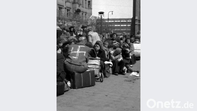 Vor 75 Jahren wurden die Deutschen aus der Tschchoslowakei vertrieben: In Prag internierte Sudetendeutsche - darunter ein Mann, dessen Mantel mit einem weißen Hakenkreuz beschmiert wurde - warten auf ihre Deportation. Bild: CTK/dpa