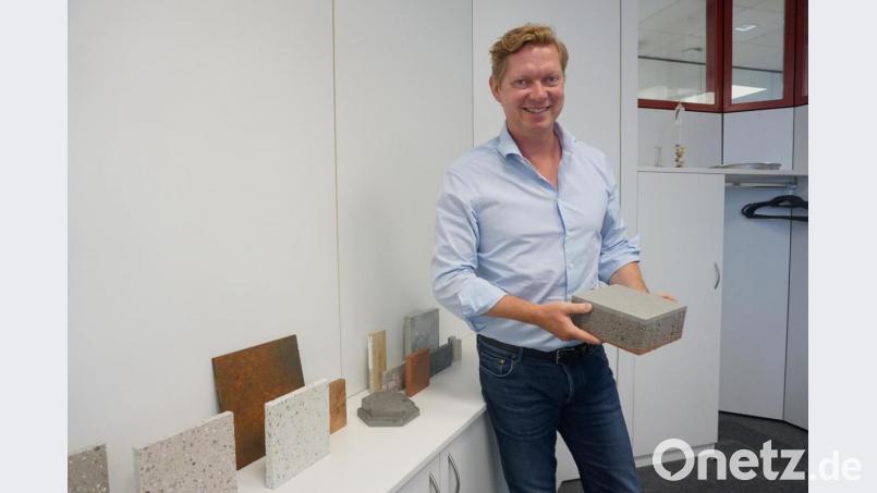 Geschäftsführer Bernhard Godelmann zeigt einen &quot;Klimastein&quot;. Bild: jut