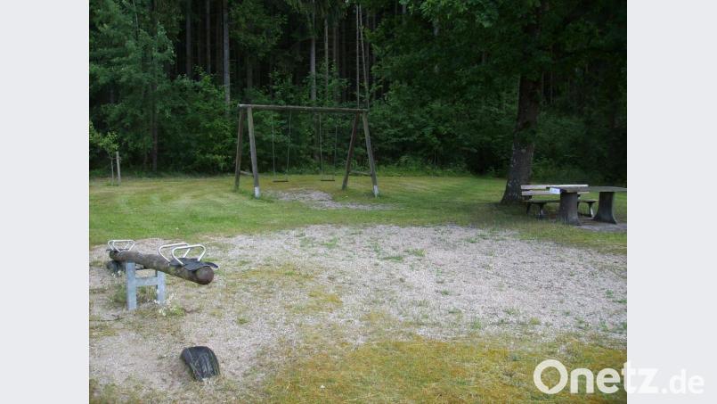 Einige Holzgeräte auf dem Bärnwinkler Spielplatz sind erneuerungsbedürftig. Sie sollen durch langlebigere Metallgeräte ersetzt werden. Bild: bjp