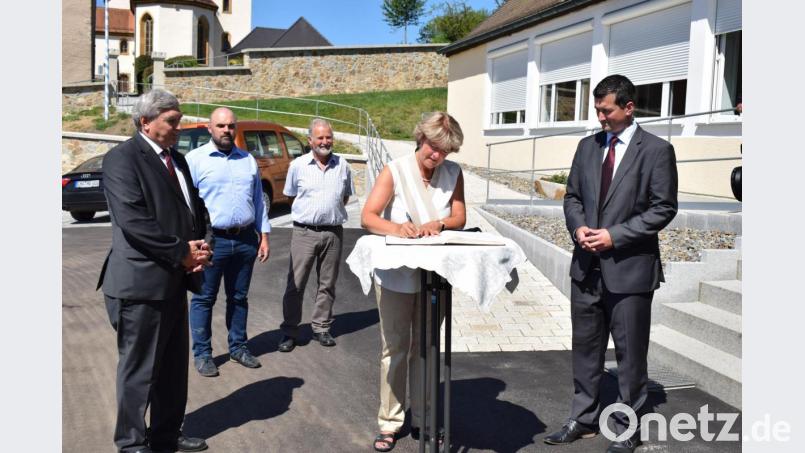 In ihrem Eintrag in das Ehrenbuch der Gemeinde dankte die Staatsministerin Monika Grütters den Trausnitzer Bürger für ihr Engagement zum Erhalt der historischen Gebäude.Im Bild von links: MdB Karl Holmeier, Pfarrer Hans Spitzhirn, Kirchenpfleger Ernst Zimmerer und Bürgermeister Martin Schwandner. Bild: bnr