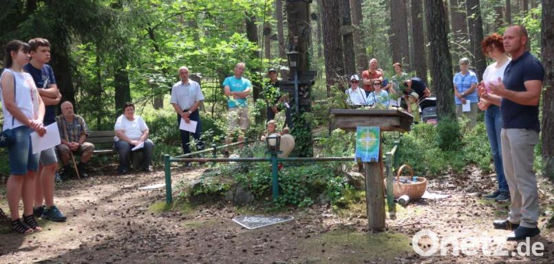 Diakon Jürgen Donhauser und Martina Rötzer (von rechts) gestalteten am Franziskusmarterl eine "Hoffnungsandacht" für Oberpfälzer Landwirte. Bild: Hirsch