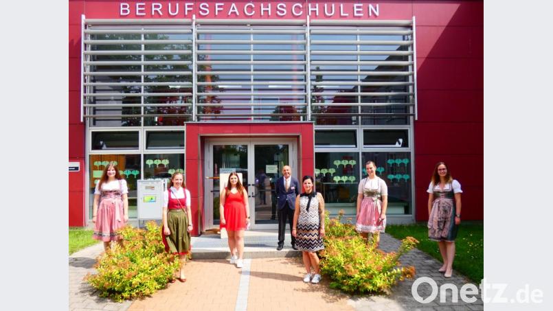 Schulleiter Thomas Schiller gratulierte den Preisträgerinnen aus dem Fachbereich Kinderpflege (von links): Doris Hanauer (2 Ehrenämter), Anna-Maria Deml (1,40), Vanessa Giedl (0 Fehltage), Jessica Winklmann (1,06/Schulbeste der BFS für Kinderpflege), Verena Kölbl (1,20) und, Katharina Meier (1,13). Bild: exb/Heinisch