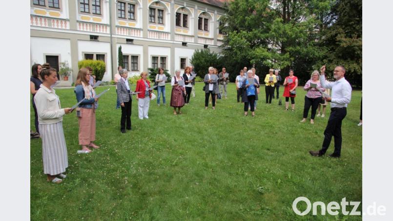 Der Basilikachor sang unter der Leitung von Stadtpfarrer Thomas Vogl (rechts) ein Ständchen. Bild: kro