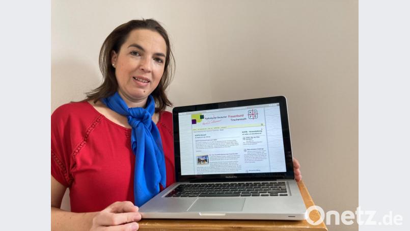Christine Bernreuhter präsentiert die neue Homepage des KDFB Tirschenreuth. Sie betreut die Internetseite auch künftig. Bild: exb