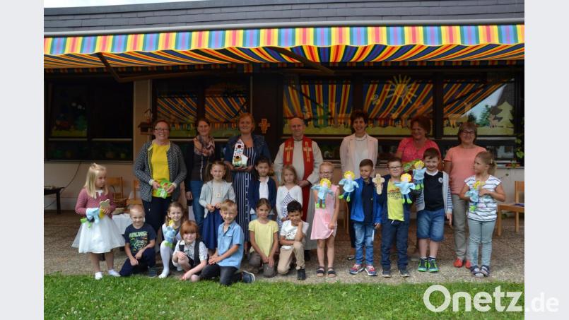 Ganz anders wurde heuer die Verabschiedung aus dem Kindergarten im Garten gefeiert. Trotzdem wurden Lieder und Gebete vorgetragen. Nur die Vorschulkinder mit ihren Eltern waren anwesend. Sie erhielten den Segen durch Pfarrer Josef Most. Bild: gi