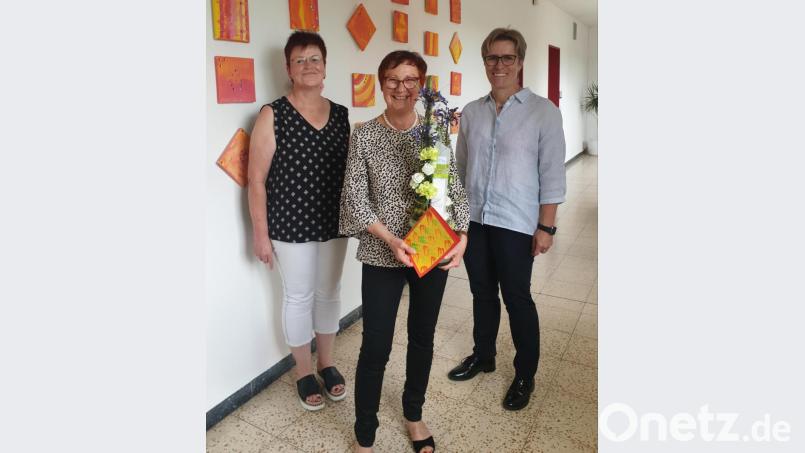 Edith Lippert (Mitte) geht mit Ende des Schuljahres in Ruhestand. Für ihre Arbeit dankten ihr Bürgermeisterin Marion Höcht (rechts) und Schulleiterin Sigrid Reger-Scharf. Bild: Grundschule Krummennaab/exb