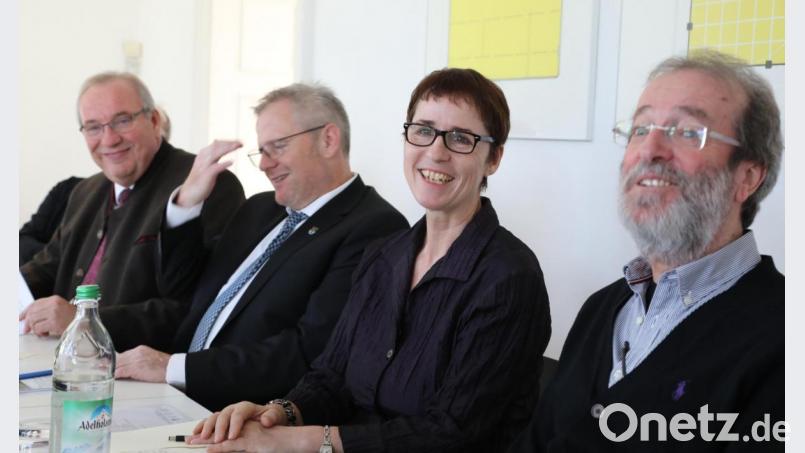 Bezirkstagspräsident Franz Löffler (links), Oberbürgermeister Andreas Feller (Zweiter von links) und Fördervereinsvorsitzender Andreas Hottner (rechts) freuen sich auf die Zusammenarbeit und sind gespannt auf die Initiativen von Christina Lanzl. Bild:  Gerhard Götz