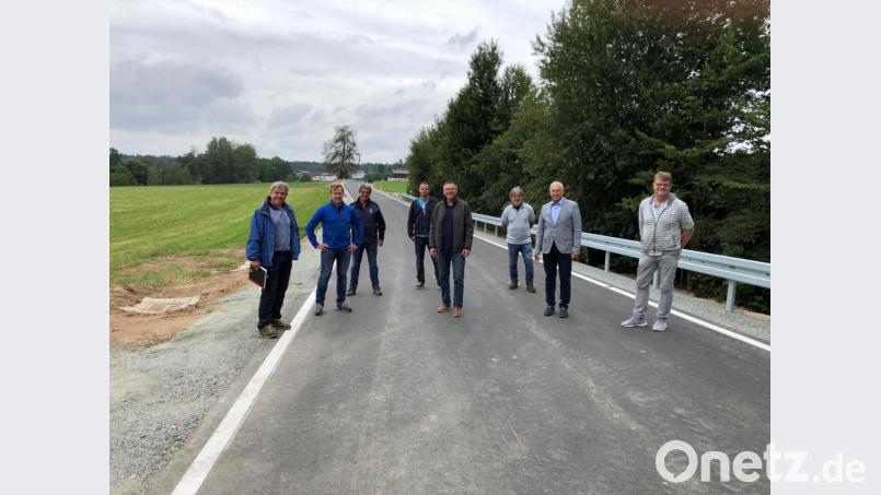 Bürgermeister Reinhard Sollfrank (vorne, Mitte), Zweiter Bürgermeister Josef Langgärtner (Zweiter von rechts), Planer Dipl.-Ing. Markus Münchmeier (Zweiter von links) sind mit der zügigen Umsetzung der Baumaßnahmen sehr zufrieden. Bild: bey