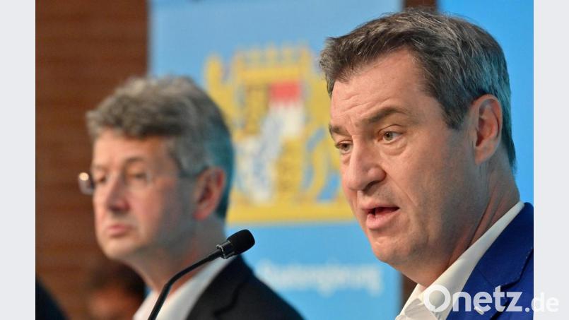 Kultusminister Michael Piazolo (links, Freie Wähler) und Ministerpräsident Markus Söder (CSU verkünden nach dem Digitalisierungsgipfel die nächsten Schritte an den Schulen. Bild: Peter Kneffel/dpa