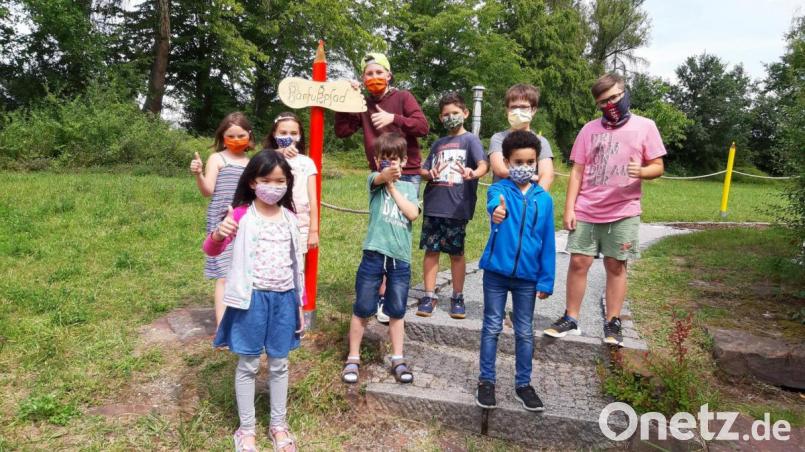 Kinder der Offenen Ganztagsschule aus Hirschau gestalteten einen Barfußpfad. Bild: u