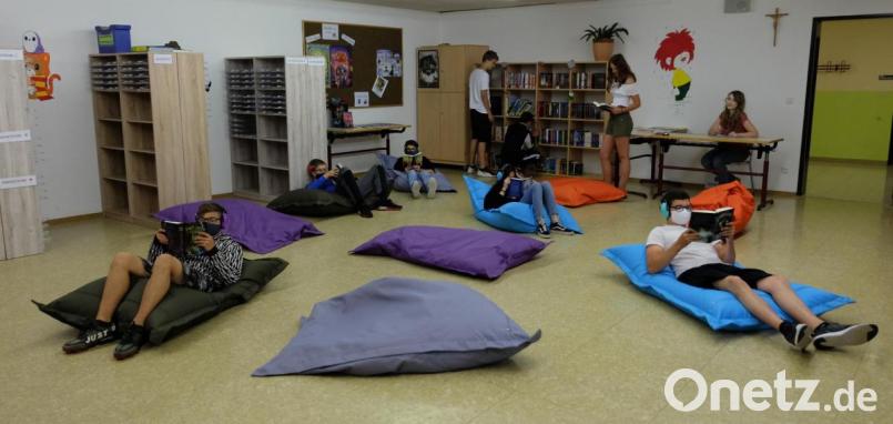 Im neu gestalteten Lesezimmer der Mittelschule Mitterteich können die Schüler auf bequemen Sitzsäcken Platz nehmen und es sich mit einem Buch gemütlich machen. Bild: Mittelschule Mitterteich/exb