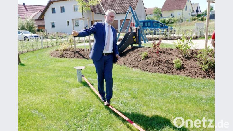 Bürgermeister Michael Göth besteht darauf, die neue Slackline selbst auszuprobieren. &quot;Das ist viel schwieriger, als man denkt&quot;, stellt er fest, &quot;vor allem, wenn man die falschen Schuhe anhat.&quot; Bild: gac