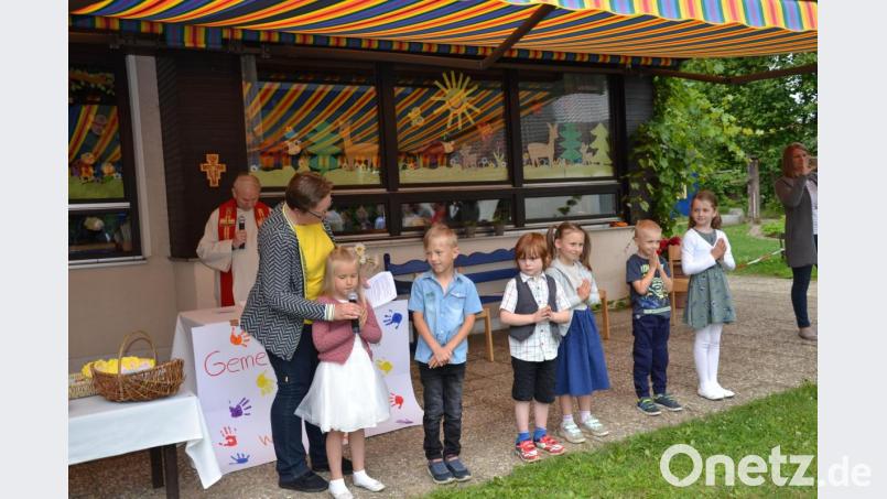 Ganz anders wurde heuer die Verabschiedung aus dem Kindergarten im Garten gefeiert. Trotzdem wurden Lieder und Gebete vorgetragen. Nur die Vorschulkinder mit ihren Eltern waren anwesend. Sie erhielten den Segen durch Pfarrer Josef Most. Bild: gi