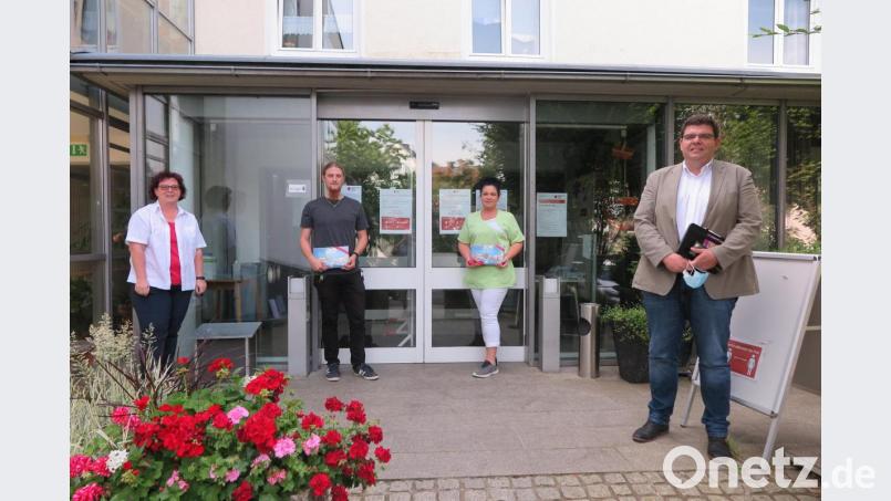 Kreisgeschäftsführer Holger Schedl (rechts) und Heimleiterin Claudia Heier (links) wünschten dem neuen Pflegedienstleiter Kevin Wienerl und seiner Stellvertreterin Sabine Anzer (Zweiter und Dritte von links) alles Gute für ihre verantwortungsvolle Tätigkeit. Bild: jzk