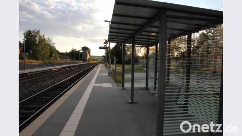 Die Bahnsteige am Pechbrunner Bahnhof sind schon vor Jahren barrierefrei ausgebaut worden. MdB Albert Rupprecht sprach von einem zukunftsweisenden Handeln und bezeichnete den Bahnhof auch als saubersten in der Region. Bild: kro