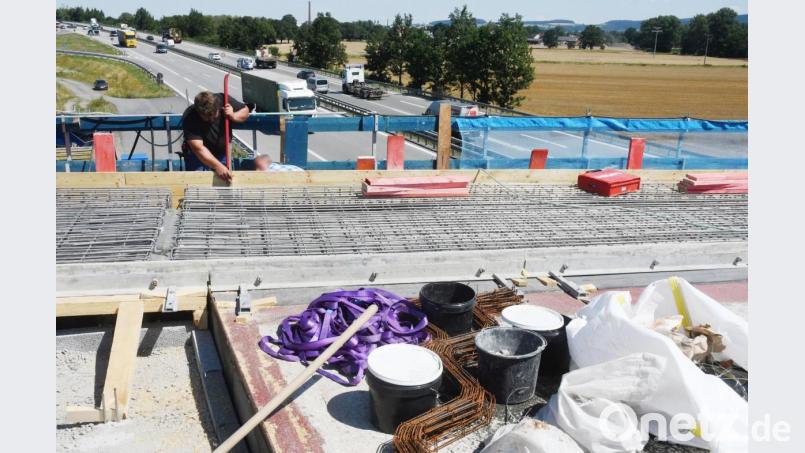 Arbeiten auf der Brücke über der Autobahn an der Anschlussstelle Weiden-Süd. Bild: Gabi Schönberger