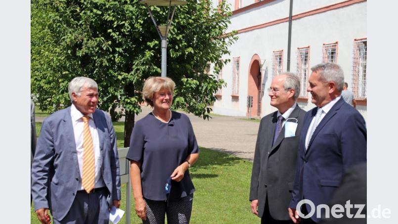 Auf Einladung von Alois Karl (links) weilte Staatsministerin Monika Grütters im Michelfeld. Auch Peter Miltenberger (Leiter Regens Wagner) und Auerbachs Bürgermeister Joachim Neuß (rechts) waren mit von der Partie. Bild: jma