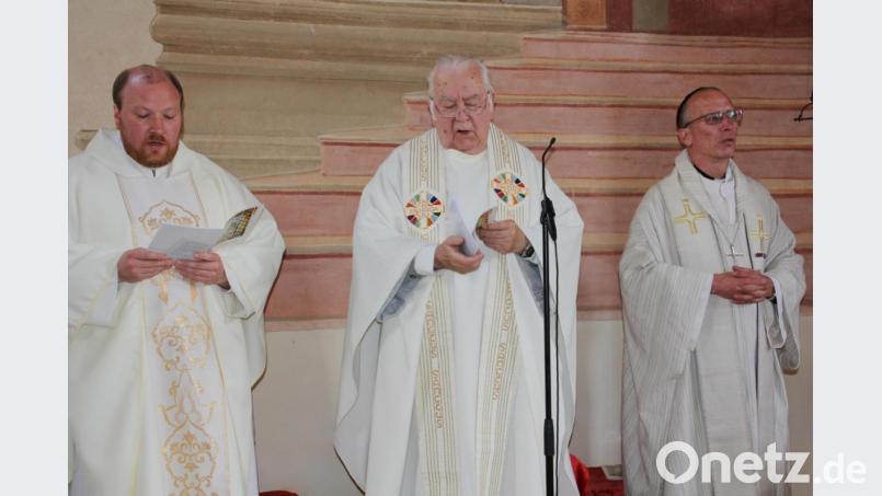 Gemeinsam mit Pfarrvikar Markus Hochheimer (links) und Militärpfarrer Sebastian Gräßer (rechts) feierte Pfarrer Ferdinand Kohl sein 65. Priesterjubiläum und eröffnete zugleich die diesjährige Wallfahrtssaison in Maria Loreto. Bild: kro