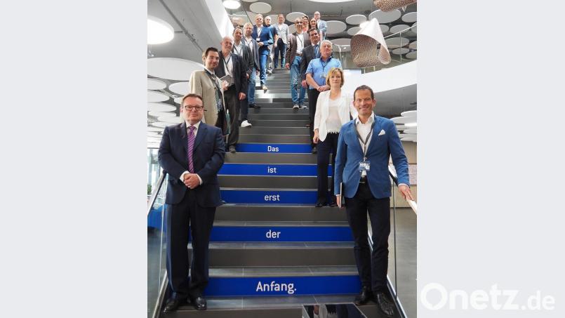 Verbund- und Kooperationspartner des Projekts &quot;Abbo&quot; zusammen mit &quot;Luce&quot;-Vorstand Professor Erich Bauer, Bundestagsabgeordnetem Albert Rupprecht (vorne links und rechts) sowie OTH-Vizepräsidentin Christiane Hellbach und Landtagsabgeordnetem Stephan Oetzinger (zweite Reihe). Bild: Bühner