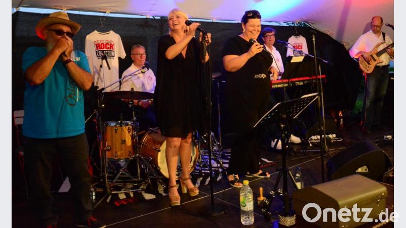 Eine großartige Besetzung: &quot;Rock Connection &amp; Friends&quot; begeistern auf der Sommerserenaden-Bühne im Innenhof der Regionalbibliothek. Bild: Kunz