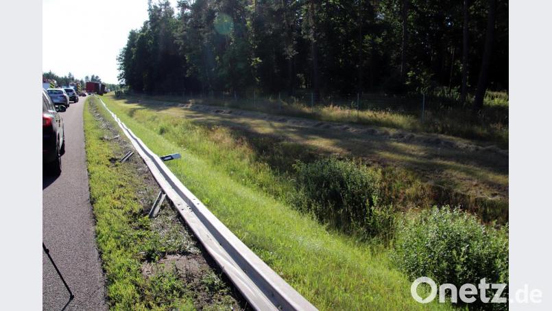 Der Lkw wälzte die Leitplanke auf einer Länge von etwa fünfhundert Meter nieder. Bild: jma