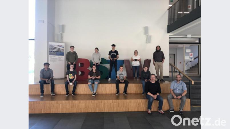 Die Schüler der Mittelschule Wiesau präsentieren die im Berufsschulzentrum gefertigten Würfel. Mit im Bild Thomas Metzler, Schulleiter des BSZ Wiesau (links) sowie (von rechts) Andreas Büttner, Matthias Burger, Manfred Sladky und Andrea Schiml, Schulleiterin der Mittelschule Wiesau. Bild: Matthias Burger/exb