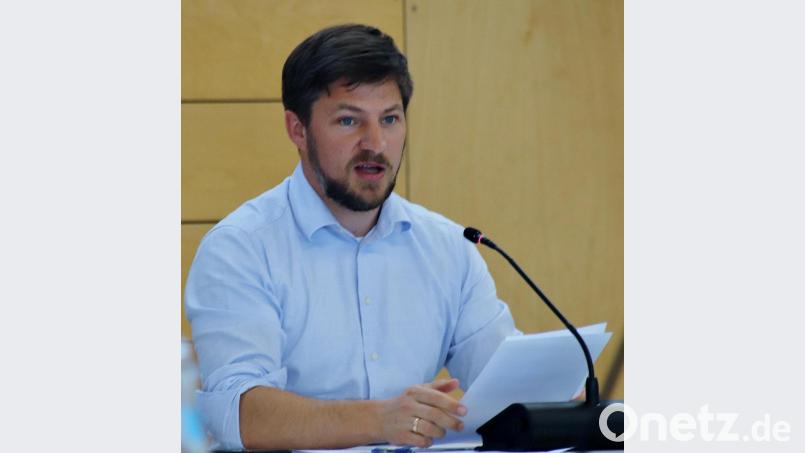 Bürgermeister Peter Neumeier: „Aktuell prüfen wir die Beauftragung einer Fachfirma für den Straßenunterhalt.“ Bild: Thomas Dobler