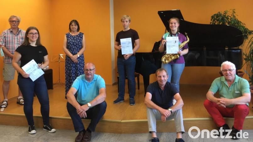 Auf dem Foto sind (von links) Hartmut Gebelein (Theorie), Hannah Mayer, Marie Langgärtner (Klavier), Georg Obermaier (Klarinette/Saxofon), David Daniel, Joachim Steppert, Luisa Ulrich und Richard Waldmann. Bild: jst
