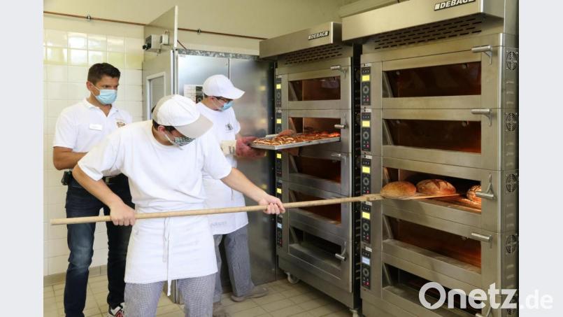 Auszubildende im Bäckerhandwerk an der Europa-Berufsschule Weiden zeigen ihr Können. Bild: exb