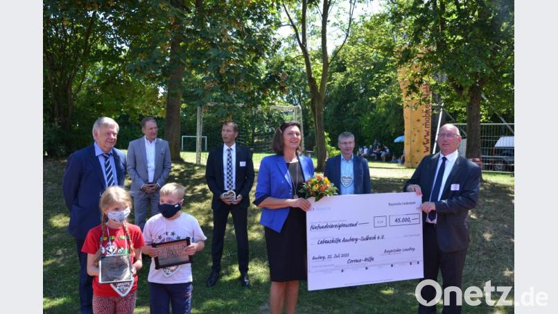 Landtagspräsidentin Ilse Aiger (Mitte) und ihr „Vize“ Karl Freller (links) überreichen den symbolischen Spendenscheck an die Lebenshilfe Amberg-Sulzbach. Sehr zur Freude des Vorsitzenden Eduard Freisinger. Emily und Ben, die beiden HPZ-Kinder, bedanken sich ebenfalls. Bild: ass