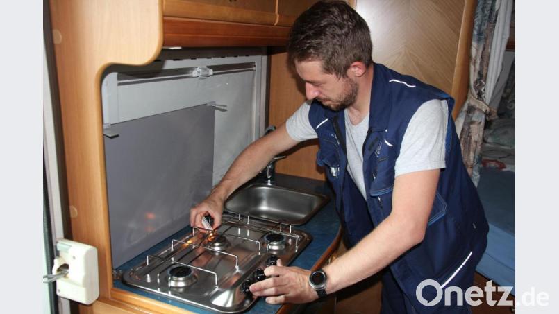 TÜV-Sachverständiger Jörg Schuller prüft den Gaskocher auf Funktion und darauf, ob alle Sicherheitseinrichtungen einwandfrei funktionieren. Bild: kro