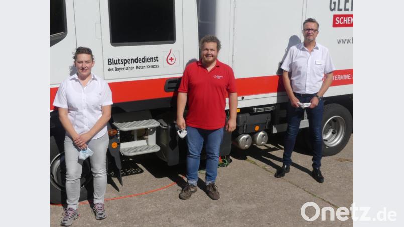 Für den reibungslosen Ablauf des Blutspendetermins des BRK im Eschenbacher Förderzentrum sind Marina Bernhardt, Markus Zimmermann und Matthias Freund (von links) verantwortlich. Bild: rn