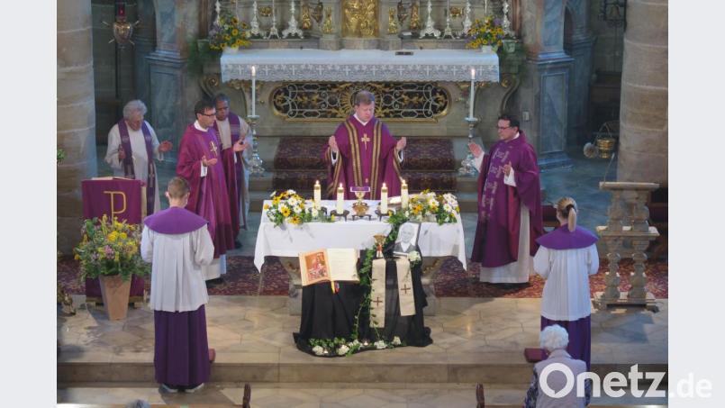 Das Gedenkrequiem für Pater Richard Schöpf zelebrierte Stadtpfarrer Thomas Kraus (Zweiter von rechts). Domkapitular Thomas Pinzer (Dritter von links) hielt die Traueransprache. Bild: jzk