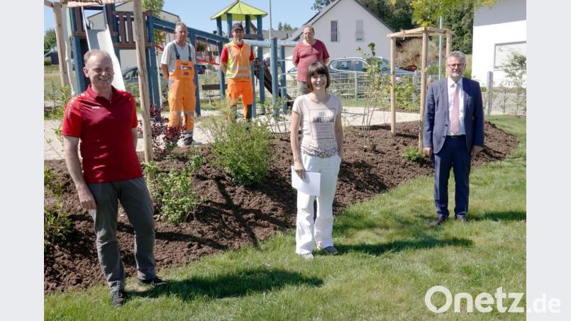 Bauhof, Stadtgärtnerei und Bauverwaltung haben beim neuen Spielplatz gut zusammengearbeitet. Von links Holger Bentele (Stadtgärtnerei), Erwin Thurner (Leiter Bauhof) und Peter Pfortner (Bauhof), Klaus Herbst (Leiter Stadtgärtnerei), Christine Schaller-Kokesch (Bauverwaltung) und Bürgermeister Michael Göth. Bild: gac