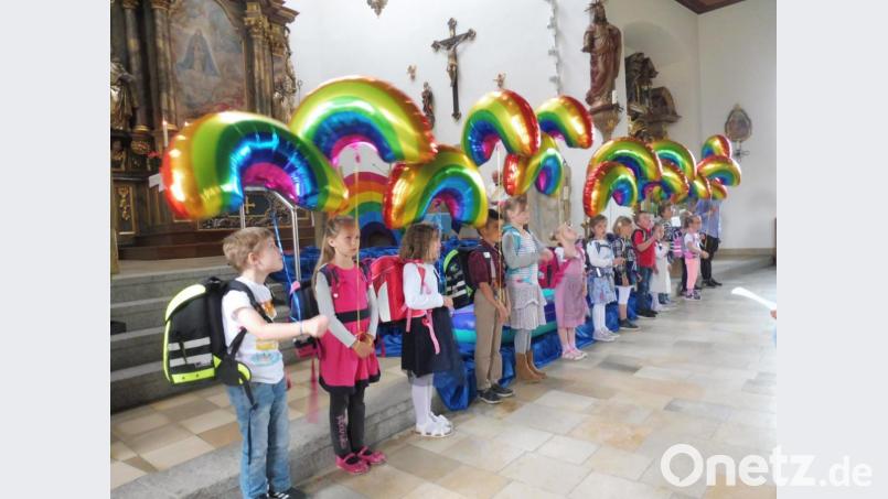 Mit ihren Regenbogen-Ballons in der Hand sangen die Vorschulkinder zum Ende der Andacht „Komm lass uns die Welt bemalen in Regenbogenfarben“. Bild: öt