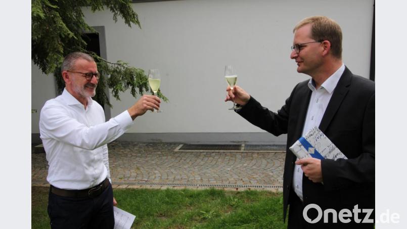 Ein Prosit mit dem Stadtpfarrer auf 20 Jahre Kirchenmusiker in Waldsassen: Andreas Sagstetter (rechts). Bild: kro