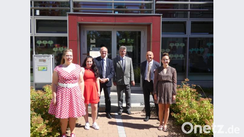 Julia Weigl (1,21), Marie Rettinger (2,20) und Alicia Zisler (1,92/von links) sind die Jahrgangsbesten im Fachbereich Ernährung und Versorgung. Studiendirektor Thomas Schiller gratulierte gemeinsam mit dem stellvertretenden Landrat Jakob Scharf und Josef Most, dem Leiter der Beruflichen Schulzentrums Schwandorf. Bild: exb/Heinisch